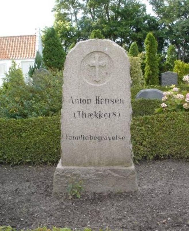 Anton Hansen Thaekker's familiegravsted.jpg